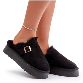 Pantofole da donna su una suola spessa con pelliccia e morsetto nero 4