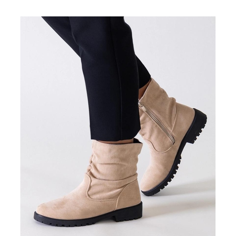 Stivaletti beige con volant realizzati in eco-camoscio Hinda - Solea 1