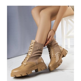 Sneaker beige con tomaia flessibile 1