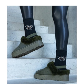 Pantofole verdi con plateau decorate con pelliccia e con fascia elastica sul tallone verde 1