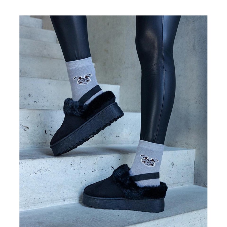 Pantofole nere con plateau decorate con pelliccia e con fascia elastica sul tallone nero 1