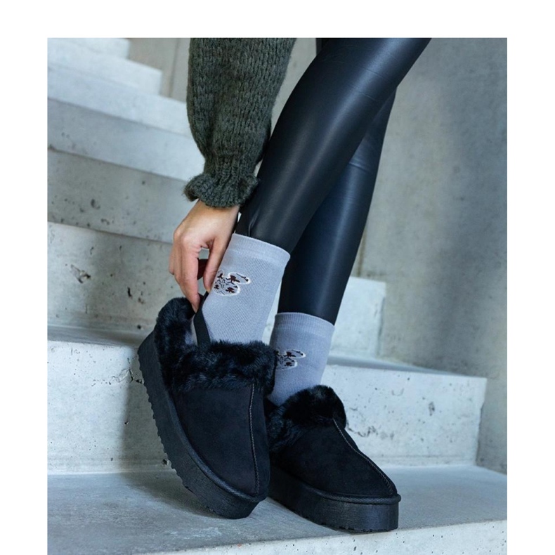 Pantofole nere con plateau decorate con pelliccia e con fascia elastica sul tallone nero 2