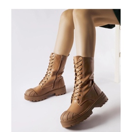 Lavoratrici isolate marroni marrone 1