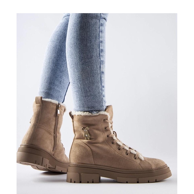 Stivali isolanti beige realizzati in eco-pelle scamosciata 1