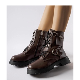 Borse da lavoro marroni isolate con custodia marrone 1