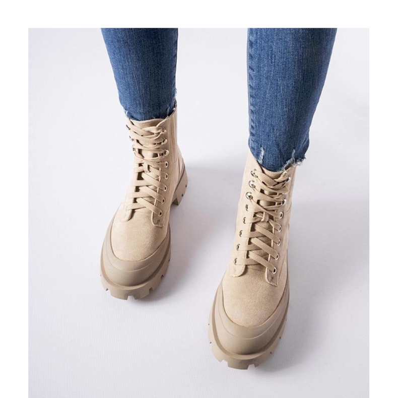 Stivaletti beige realizzati in eco-camoscio 1
