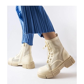 Stivali traforati beige 1