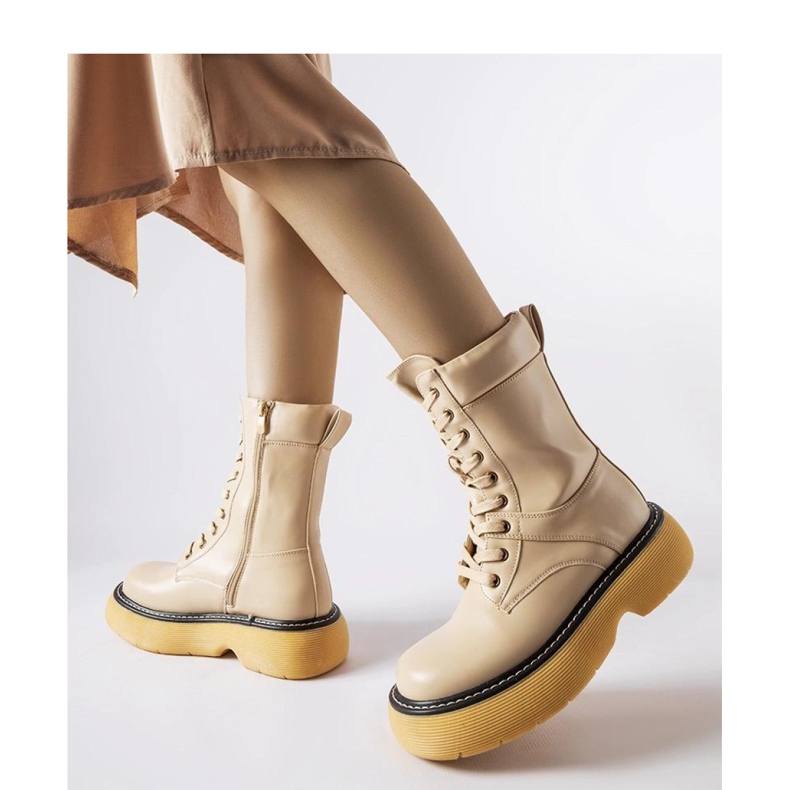 Lavoratori con piattaforma isolata beige 1