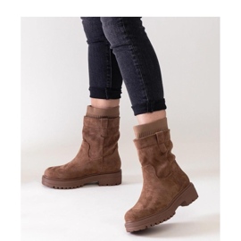 Stivaletti slip-on marroni con calzino marrone 1