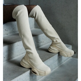Stivali slip-on beige con tomaia flessibile e suola massiccia 1