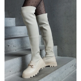 Stivali beige chiaro con tomaia flessibile e tacco piatto 1