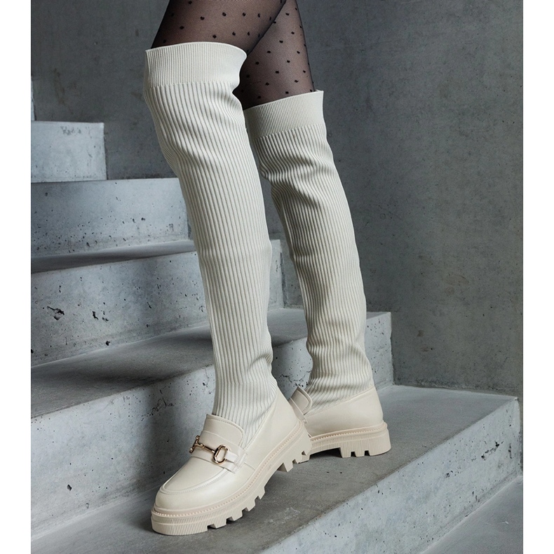 Stivali beige chiaro con tomaia flessibile e tacco piatto 1