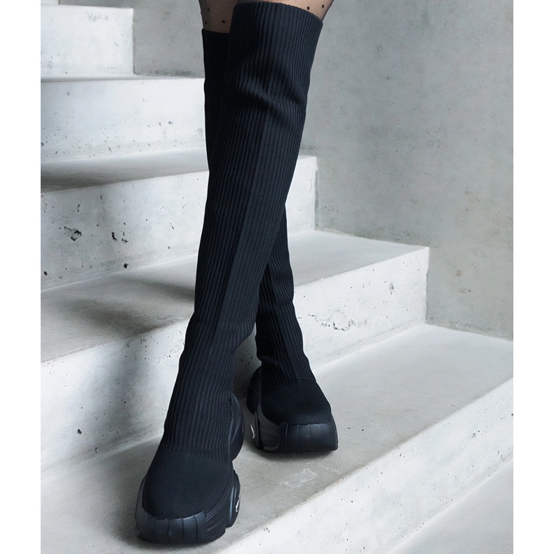 Stivali slip-on neri con tomaia flessibile e suola massiccia nero 1