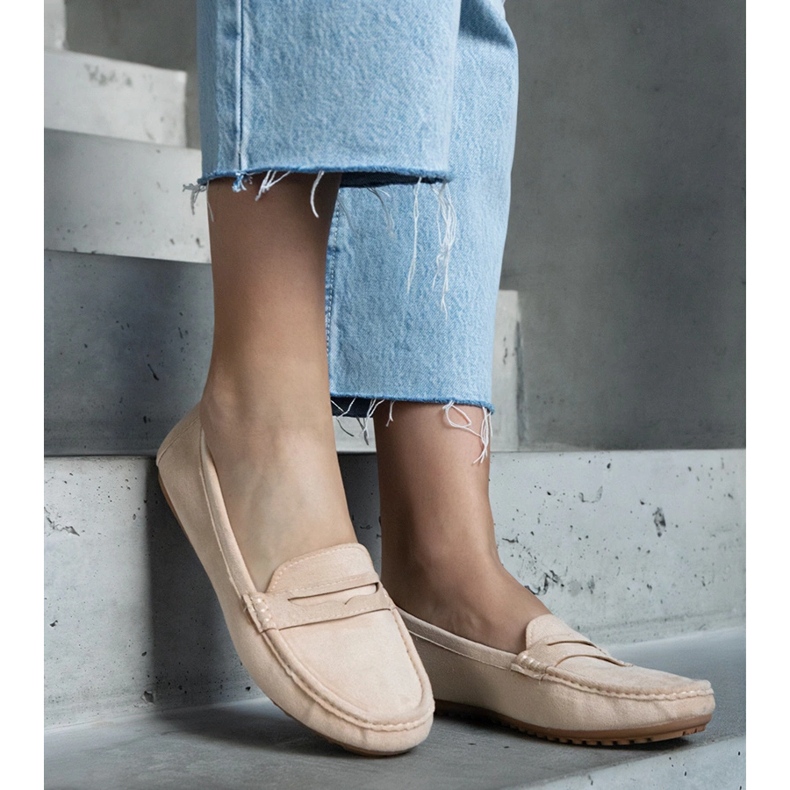 Mocassini da donna beige realizzati in eco-camoscio 1