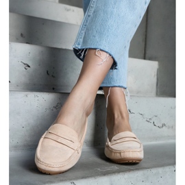 Mocassini da donna beige realizzati in eco-camoscio 2