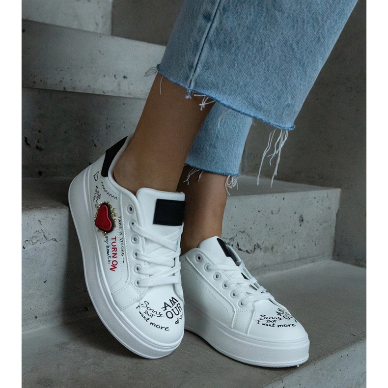 Sneaker bianche decorate con patch e scritte sulla piattaforma bianca 1