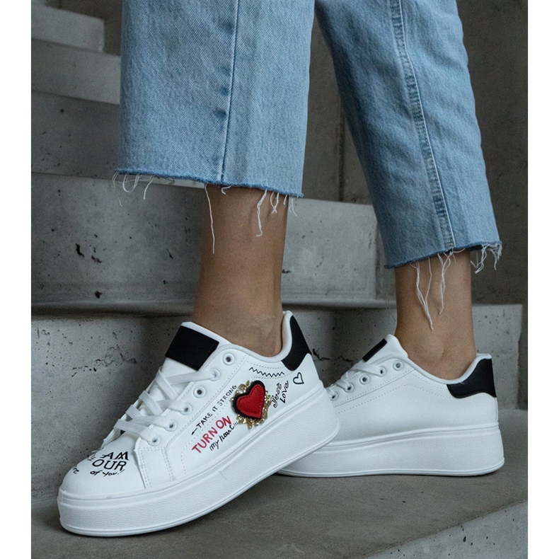 Sneaker bianche decorate con patch e scritte sulla piattaforma bianca 2