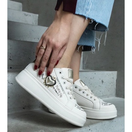 Sneaker beige decorate con patch e scritte sulla piattaforma Etara 2