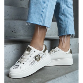 Sneaker beige decorate con patch e scritte sulla piattaforma Etara 1