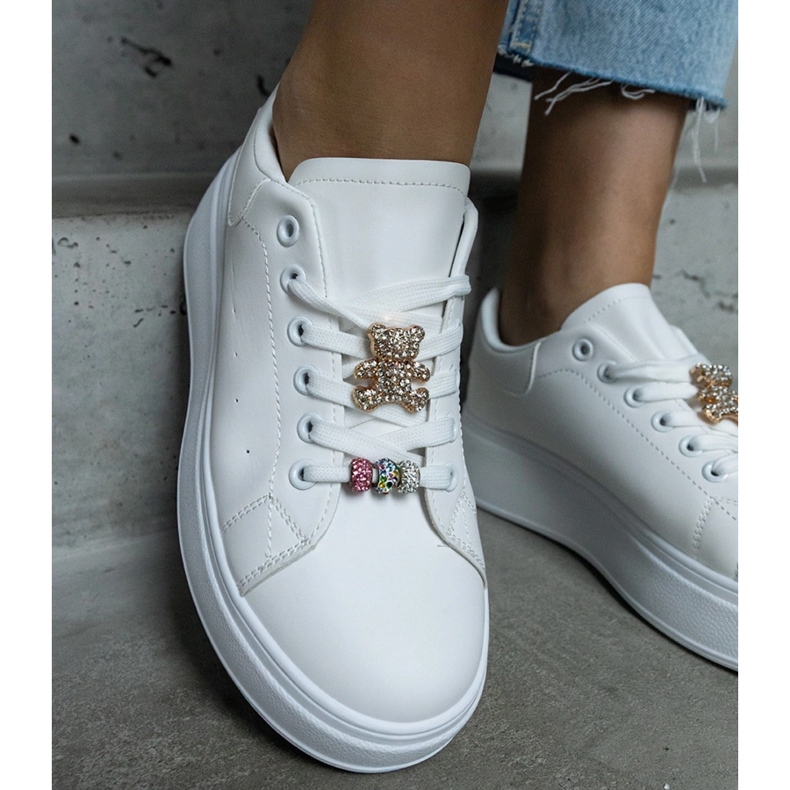 Sneakers bianche con plateau decorate con un orsetto bianco 2