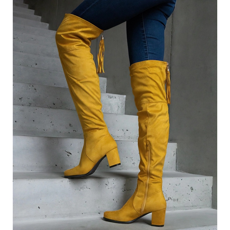 Stivali sopra il ginocchio gialli realizzati in eco suede giallo 1