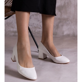 Décolleté a tacco alto in vernice bianca 1