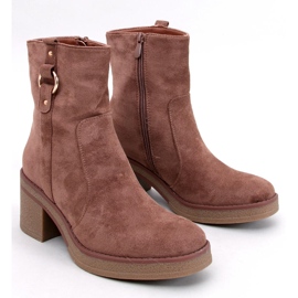Stivali da donna isolati con pelliccia beige-khaki 1