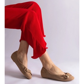 Ballerine beige decorate con fiocco e spilla 1