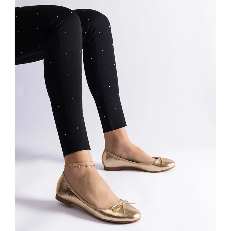 Ballerine dorate decorate con un fiocco d'oro 1