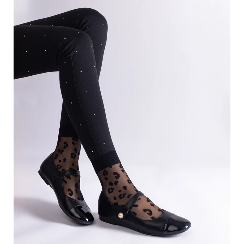 Ballerine nere con punta in vernice, allacciate con velcro nero 1