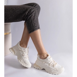 Sneaker sportive beige su una suola enorme 2