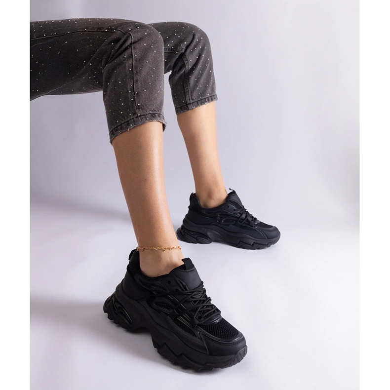 Sneaker sportive nere su una suola enorme nero 1