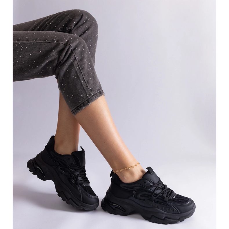 Sneaker sportive nere su una suola enorme nero 2