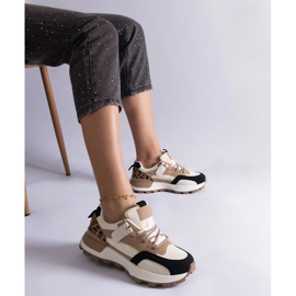 Sneaker beige decorate con un motivo animale 1