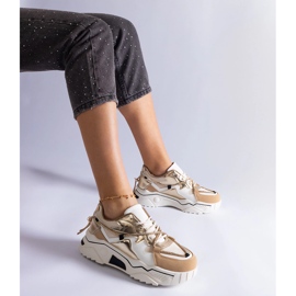 Sneakers beige decorate con un filo di zirconi 1