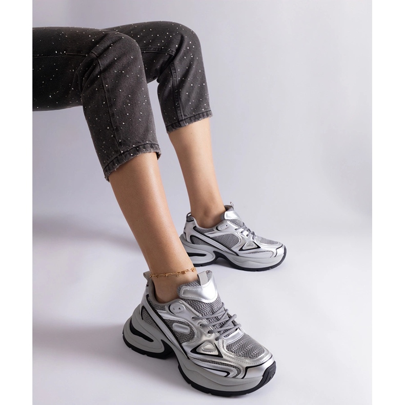 Sneaker argento con suola massiccia d'argento 1
