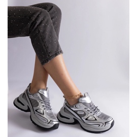 Sneaker argento con suola massiccia 2