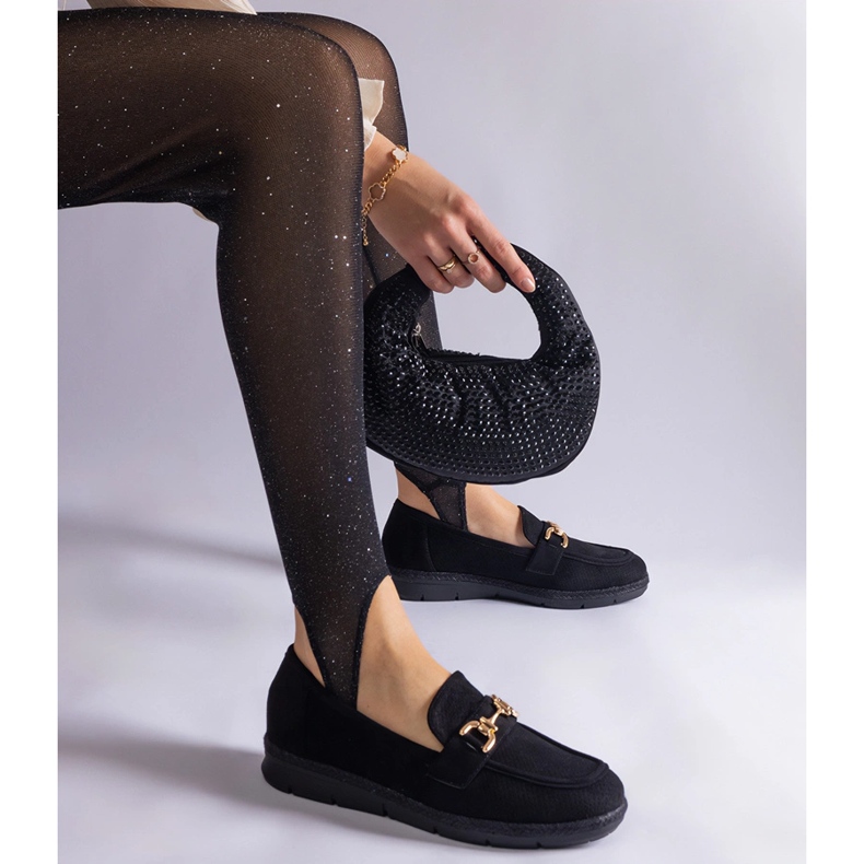 Mocassine femminili nere con ecologgette con una catena nero 2