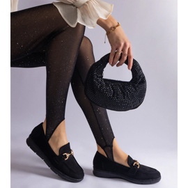 Mocassine femminili nere con ecologgette con una catena nero 1