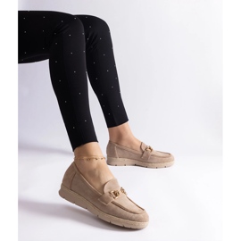 Mocassine femminili beige con ecologgia in pelle scamosciata con una catena 1