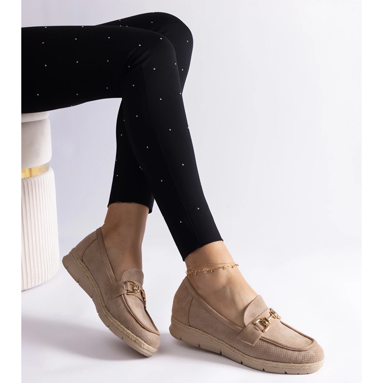 Mocassine femminili beige con ecologgia in pelle scamosciata con una catena 2
