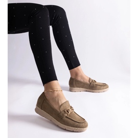 Mocassine femminili verdi con Eco Suede con una catena verde 1