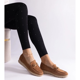 Caramel Mocassine femminili con Eco Suede con una catena marrone 1