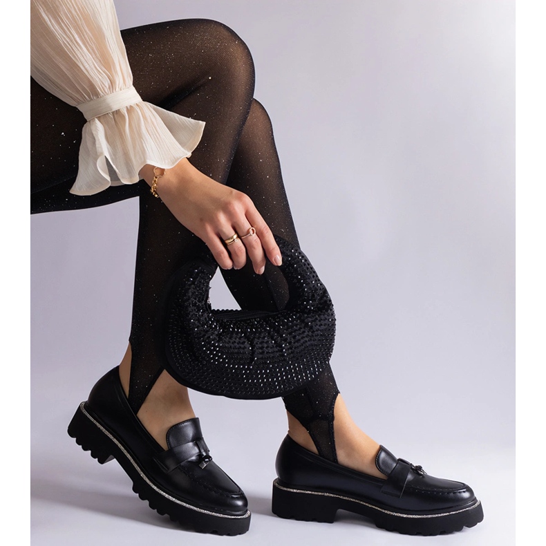 Mocassini neri con eco in pelle con un ornamento nero 1