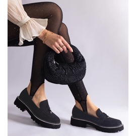 Mocassine nere della pelle in pelle scamosciata con un ornamento nero 1