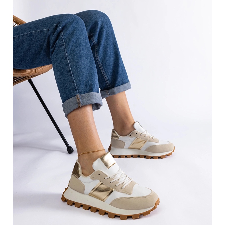 Sneaker beige con protezione visibile 1