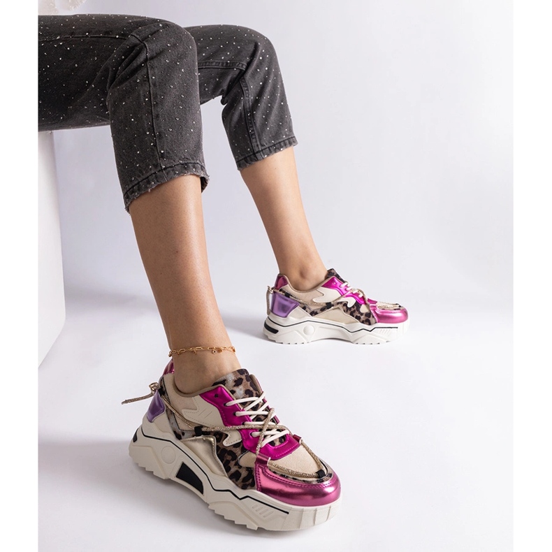 Sneakers rosa decorate con un filo di zirconi 1