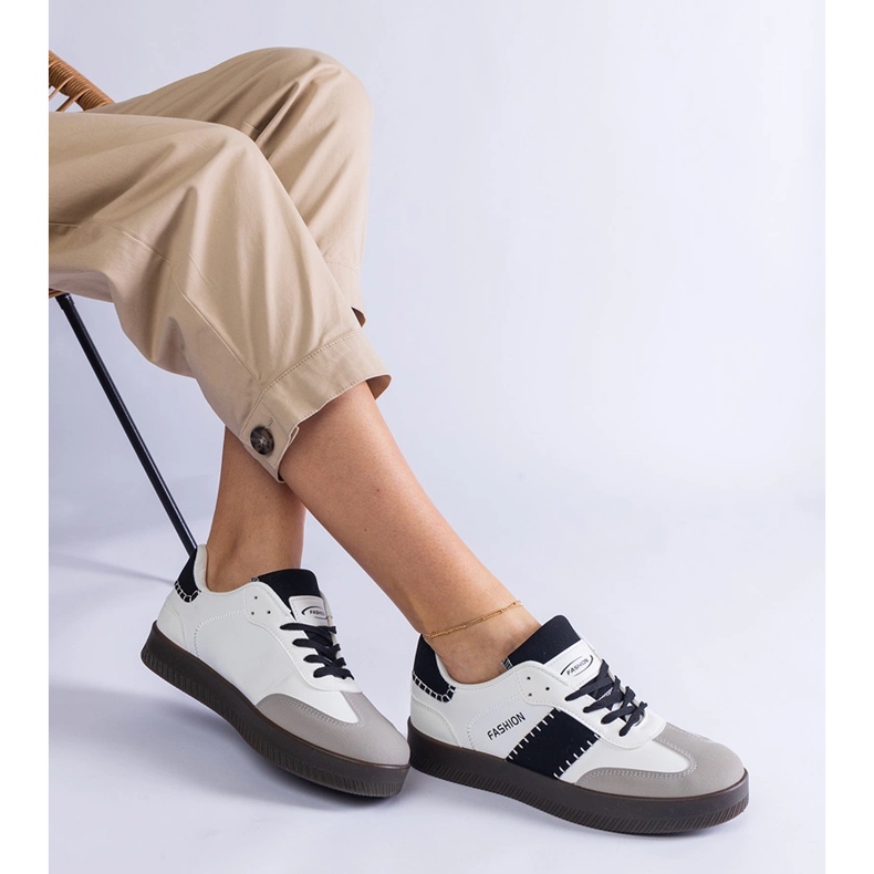 Sneaker bianche sulla piattaforma con cuciture bianco 1