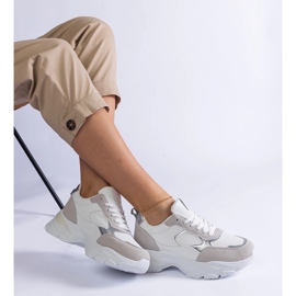 Sneakers bianche su una suola massiccia bianco 1