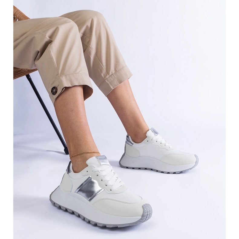 Sneakers bianche sulla piattaforma bianco 1